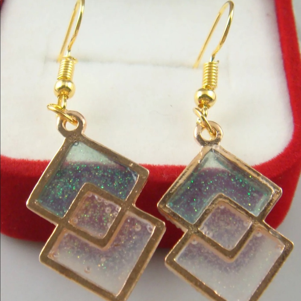 Pierced earrings with two toned panes not with box